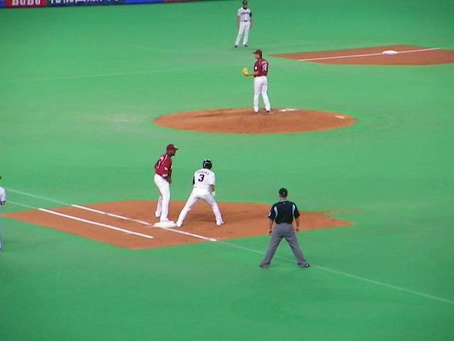 1塁ベース上で雑談するセギノールと田中賢介