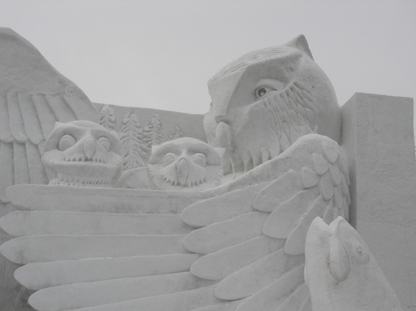 「北の動物家族　森よ永遠に」の大雪像（フクロウアップバージョン）