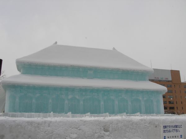 中国・北京にある旧王宮の建物「故宮・太和殿」の氷像