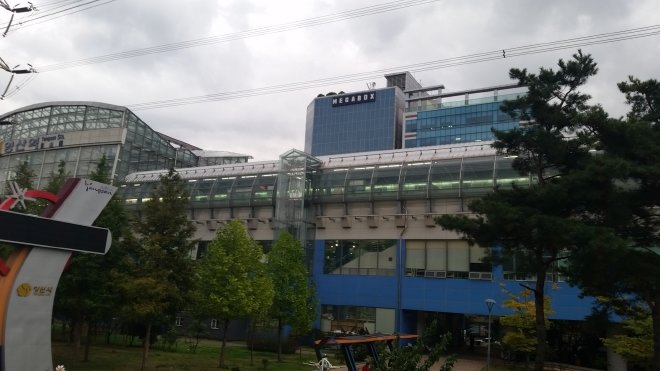 梁山駅と共に撮影したビルの外観