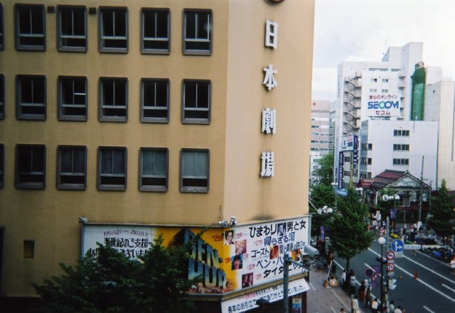 向かいの建物から撮影した東宝日劇札幌の外観