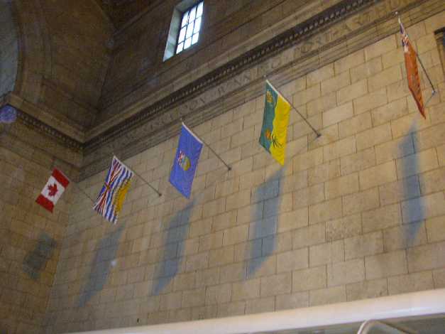 壁に掲げられた州旗
