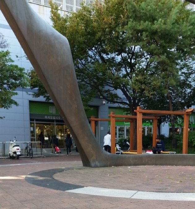 Eマートトレイダース西面店の入口周辺の風景