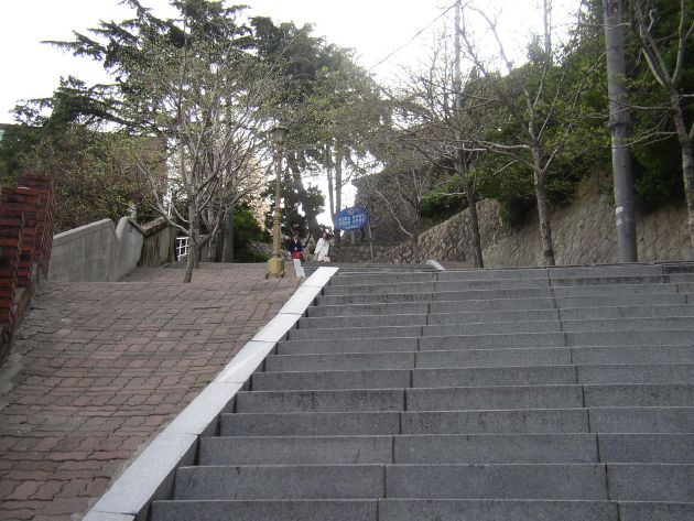 龍頭山公園へ向かう階段