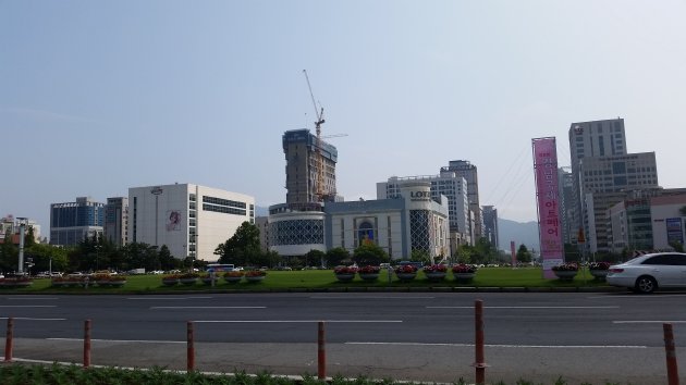 昌原広場とロッテ百貨店方面の風景