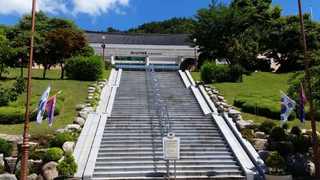 3.15記念館へと続く階段