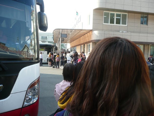 釜山行きのバスに乗る人達の行列