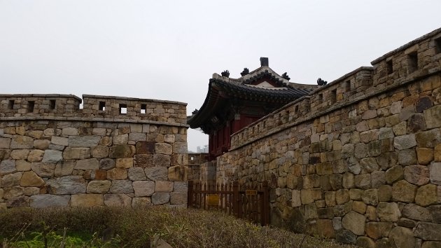 横から撮影した金海邑城北門