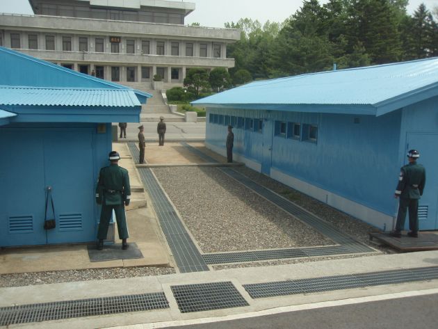 38度線を警備する北朝鮮・韓国軍兵士達