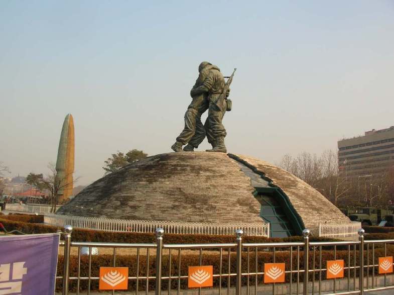 【戦争記念館】 兄弟の像