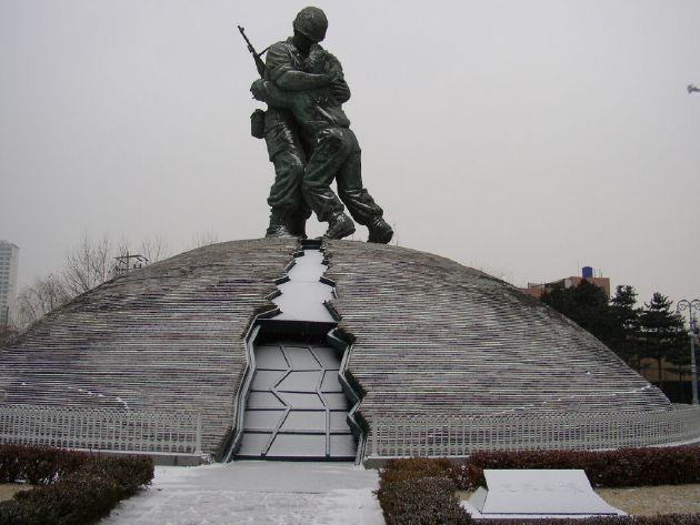 【戦争記念館】　兄弟の像（雪バージョン）