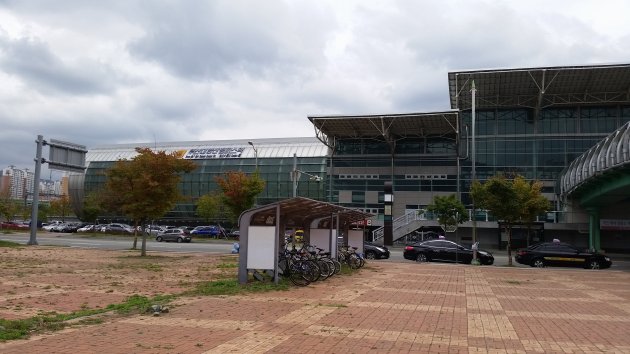 釜山大梁山キャンパス駅の外観