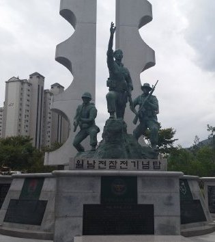 梁山市ベトナム参戦記念塔