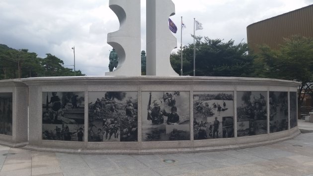 梁山市ベトナム参戦記念塔にある写真