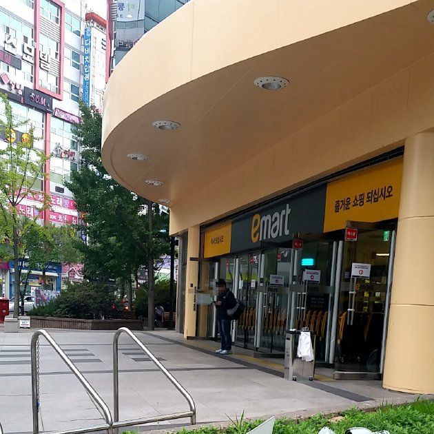 角度を変えて撮影したEマート梁山店の入口