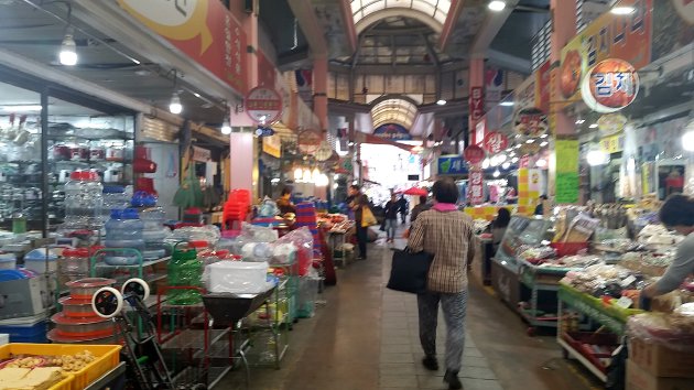 梁山南部市場内の風景