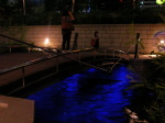 青くライトアップされた清渓川の風景