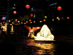 清渓川に浮かぶ韓国を象徴する作品集