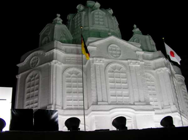 夜に撮影した「フラウエン教会」の大雪像