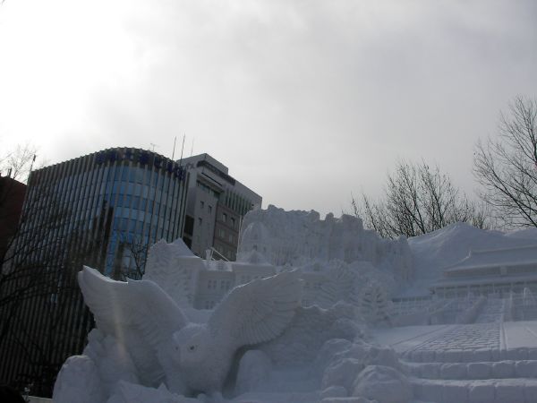 大雪像「観光王国宣言！北海道」の正面左側部分