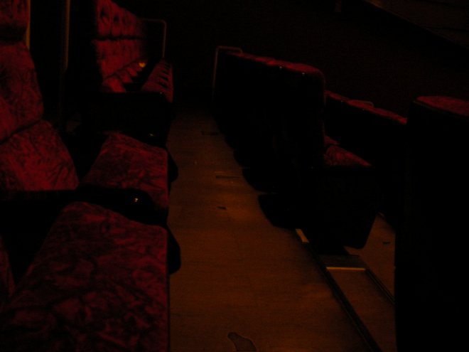 劇場の椅子と通路