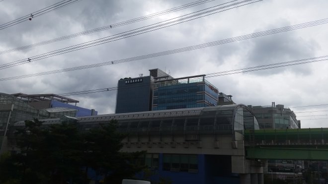 梁山駅の南西側から撮影したビルの外観