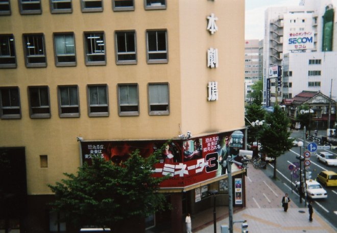 向かいの建物から撮影した東宝日劇の外観