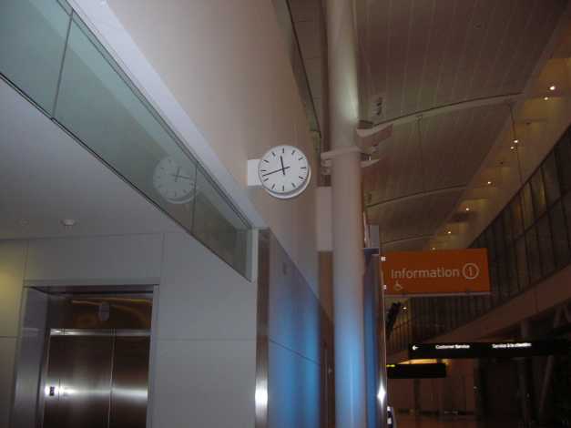 トロント・ピアソン国際空港内の時計