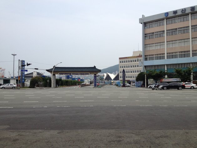 釜山港国際旅客ターミナルへと続く道