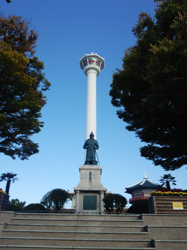 イ・スンシンの銅像と釜山タワー