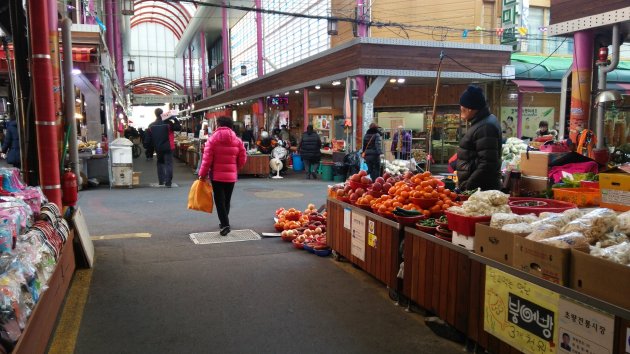 果物や野菜が売られている草梁伝統市場