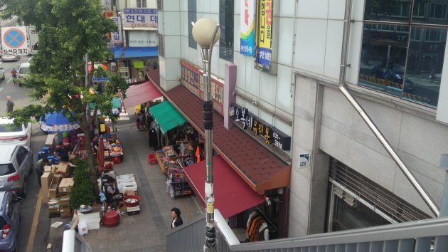 南門市場（釜山鎮市場、南門卸売市場）の手前にある歩道橋から撮影した風景