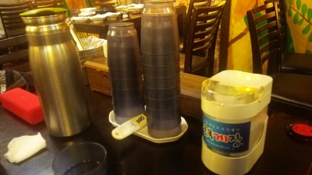 コルモクケジャン 釜山本店のコップとボトル