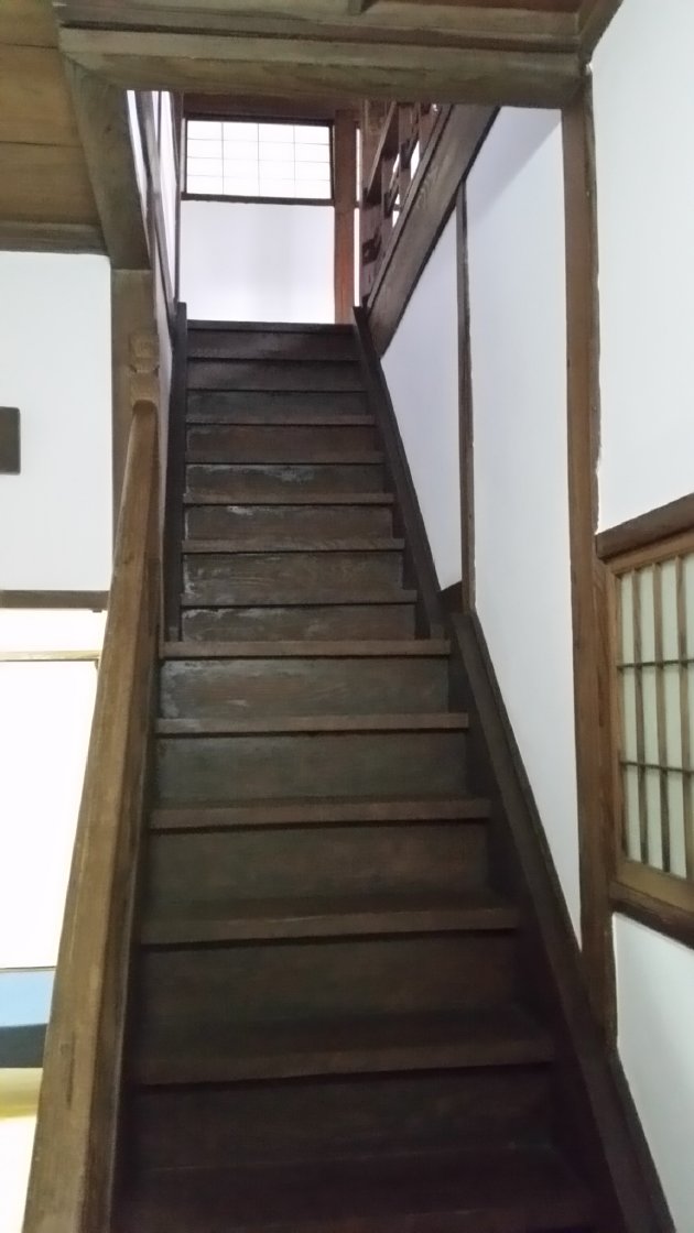 2階へと続く階段