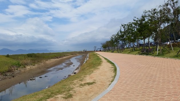 多大浦海辺公園内の散策路