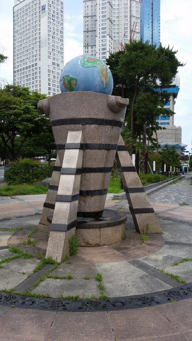 雲村APEC記念公園内にある記念塔のような造形物