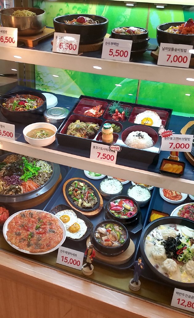 Eマート 沙上店フードコートの韓国料理のメニューの一部