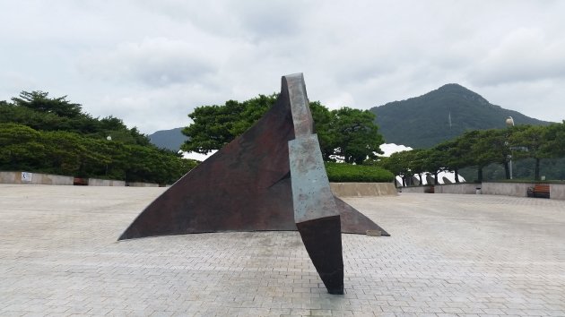 釜山アジアードメイン競技場前の広場にある造形物