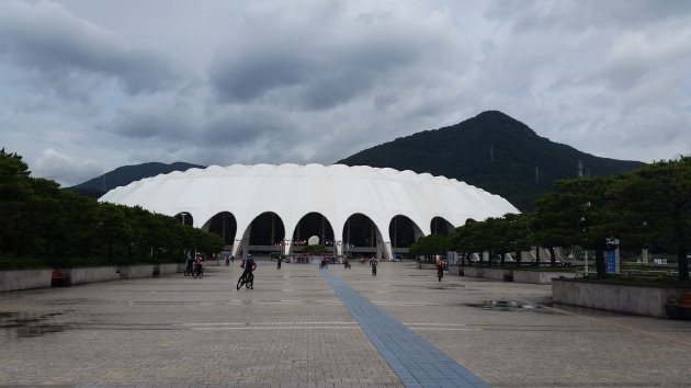 正面から撮影した釜山アジアードメイン競技場