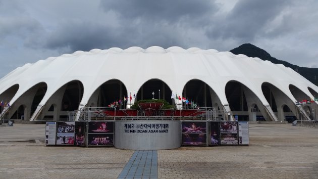 釜山アジアード主競技場の広場にある第14回アジア競技大会の聖火台
