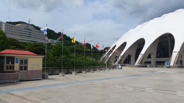 釜山アジアードメイン競技場前にある各国の国旗