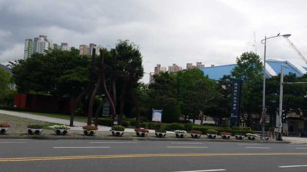 ホームプラス側からみた釜山アジアード彫刻広場