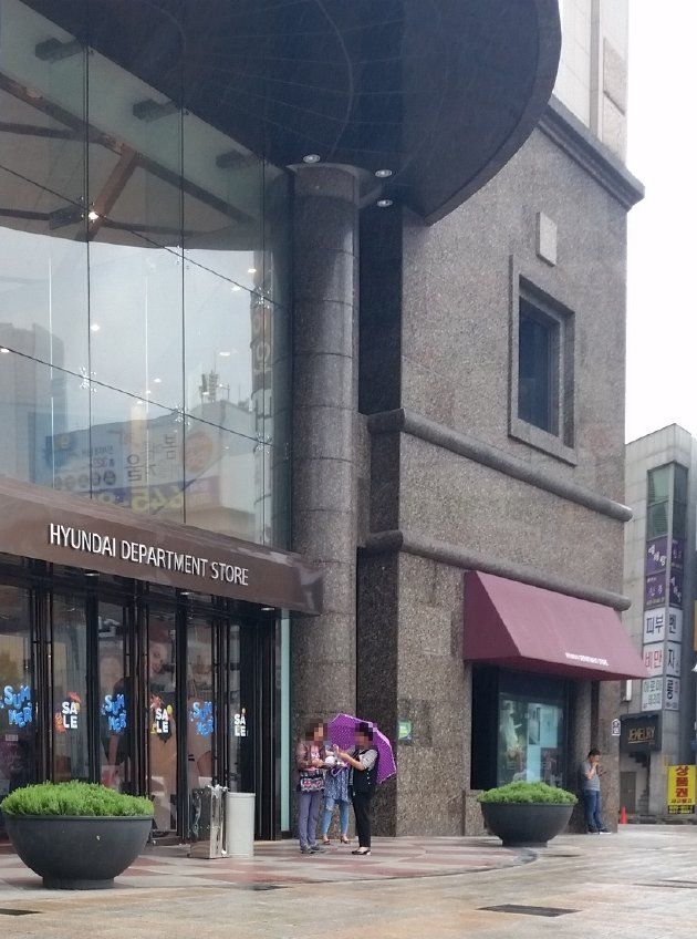 現代百貨店 釜山店の入口周辺
