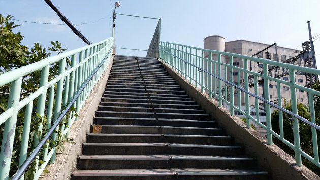 クルム鉄橋の西側の階段
