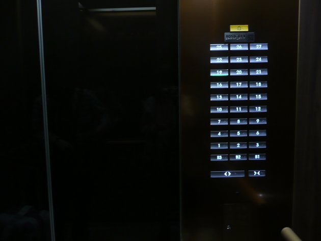 エレベーター内のボタン