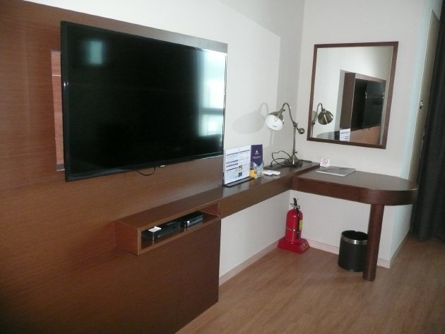 クラウンハーバーホテル釜山の部屋のテレビと机