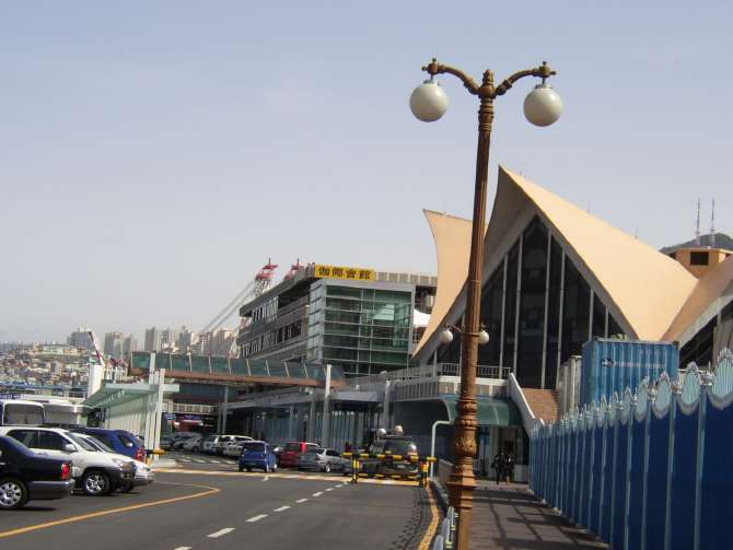 釜山港国際旅客（フェリー）ターミナルの外観