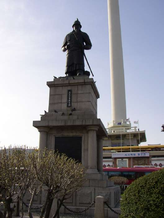 前方：李舜臣（イ・スンシン）の像　後方：釜山タワー