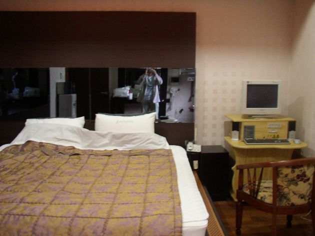ベッドとパソコン（※ホテル ウィズ時代に撮影したものです）