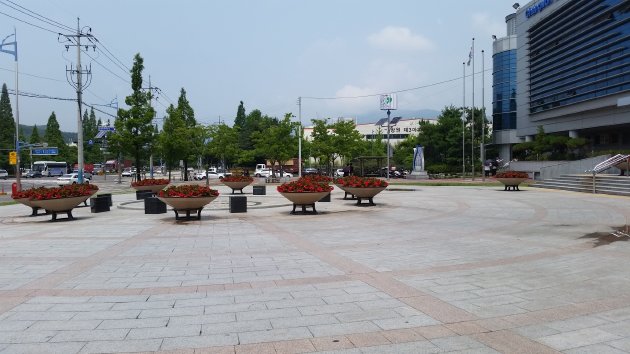 昌原総合バスターミナル前の広場